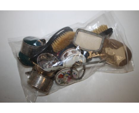 A BAG OF ASSORTED COLLECTABLES TO INCLUDE A HALLMARKED SILVER NAPKIN RING, BRUSHES ETC. 