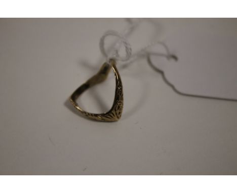 A 9CT GOLD WISHBONE RING 