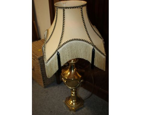 A BRASS EFFECT RIBBON PATTERN TABLE LAMP WITH SHADE 
