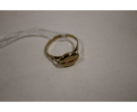 A 9CT GOLD DRESS RING 