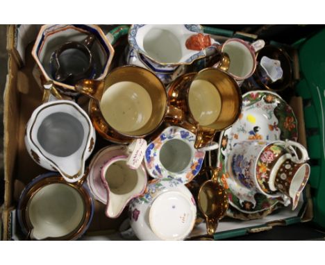 A TRAY OF VINTAGE CERAMIC JUGS ETC. 
