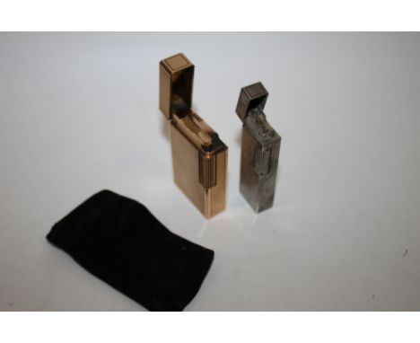A VINTAGE S. J. DUPONT GOLD PLATED LIGHTER, H 6 cm, together with a Colibri ladies lighter (2)