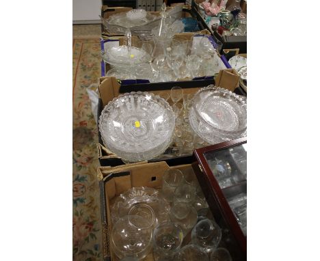 FOUR TRAYS OF VINTAGE GLASSWARE TO INCLUDE COMMEMORATIVE EXAMPLES, SHOT GLASSES ETC. 