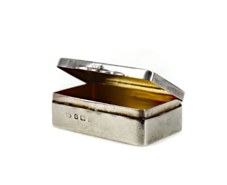 GEORGE V SILVER SNUFF BOX, maker's mark rubbed, Birmingham 1912, of oblong form, the hinged cover opening to reveal a gilt wa