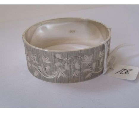 Very wide and heavy silver floral engraved bangle 64g  