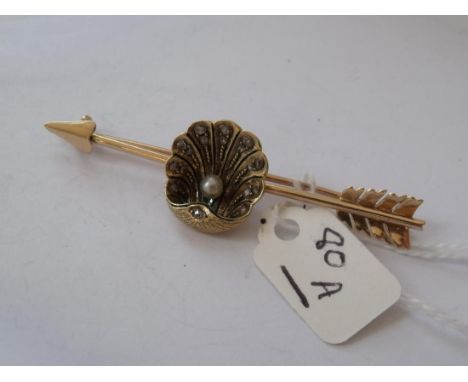 Good 15ct gold shell and arrow brooch set with diamonds and a center pearl 6cm long 8.1g    