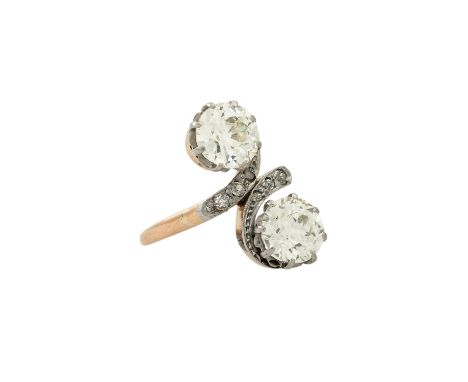 Belle Époque Ring mit 2 Altschliffdiamanten, 1x ca. 1,45 ct, ca. GW-GET (L-M)/VVS, 1x ca. 1,5 ct, ca. GET (M)/VVS, beide Stei