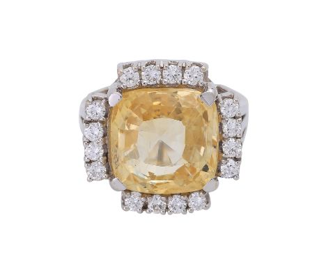 Ring mit gelbem Saphir und Brillanten von zus. 0,64 ct (punz.), gute Farbe u. Reinheit, Saphir ca. 12x12 mm, WG 14K, 9 gr, RW