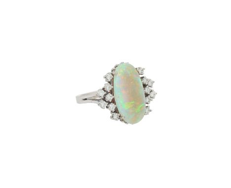 Ring mit feinem Crystalopal mit intensiven Farbreflexen, vorwiegend grün und orange, mit kleinen Brillanten zus. ca. 0,60 ct,