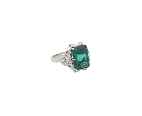 Ring mit Turmalin und Navette-Diamanten zus. 1,72 ct, sehr gute Farbe u. Reinheit, blaugrüner Turmalin 6,67 ct, Platin, 8,4 g