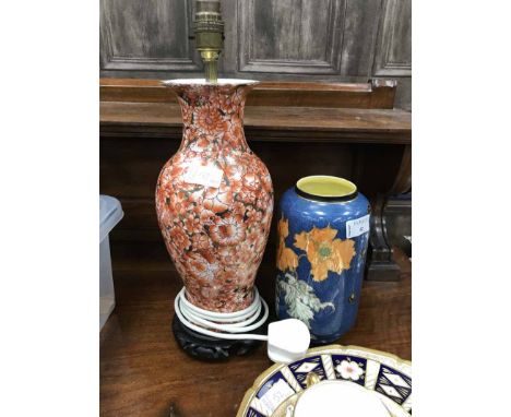 ROYAL CROWN DERBY PLATE, CHINESE TABLE LAMP, ROYAL DOULTON VASE AND GILT DECORATED CUP, SAUCER AND PLATE 