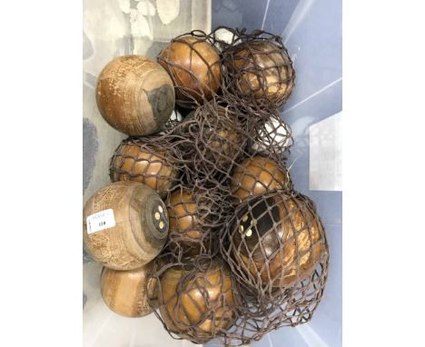 LOT OF VINTAGE BOWLS AND JACKS