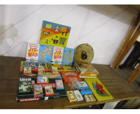 Vintage board games, jigsaw puzzles and playing cards etc&nbsp;