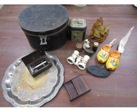Mixture lot of collectables to include vintage razer, binoculars, miniature clogs and more