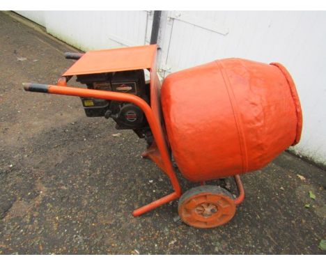 Portable petrol cement mixer with Briggs and Stratton engine&nbsp;