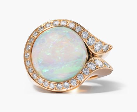 Opal-Brillant-RingBernhard Ilg. Zürich, 1997. 750 Roségold. Runder Opal-Cabochon von 10.79 ct, verziert mit Brillanten von 0.