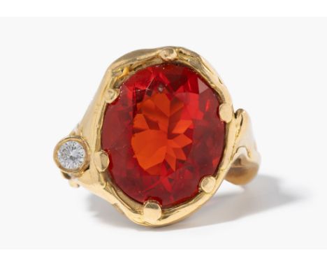 Opal-Brillant-Ring 750 Gelbgold. Organisch gestaltet mit 1 feinen, oval facettierten Feueropal von ca. 7 ct und seitlich gefa
