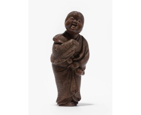 Netsuke von Ouchi Sosui (1911–1972)Holz. Signiert Sosui. Stehende Otafuku mit Hyotan-Flasche (Kalebasse) in der Hand. H 5,5 c