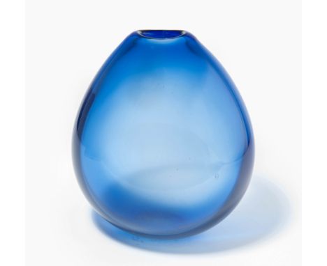 Per Lütken, Vase "Drop"(1916 Dänemark 1998)Holmegaard Glasvaerk Dänemark, 1955. Blaues Glas. Im Stand signiert "HOLMEGAARD 19