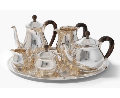 Kaffee-/Teeservice, Schaffhausen, 20.Jh. Silber, gehämmert, 6-teilig. Herstellermarke Jezler. Schlichte, gebauchte Form auf r