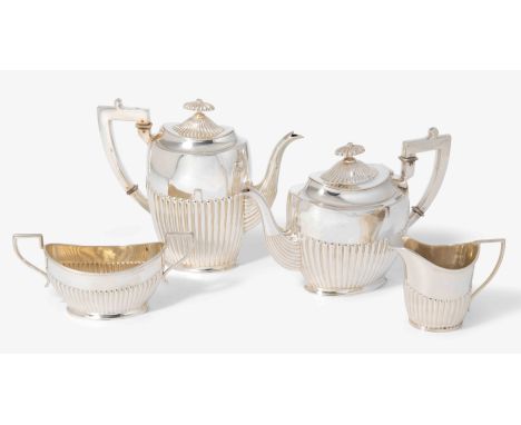 Kaffee-/Teeservice, Heilbronn um 1900Silber. Herstellermarke Bruckmann & Söhne. Tonnenförmiger Korpus mit hochgezogenem Decke
