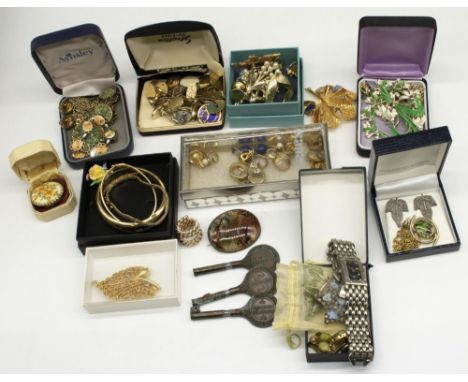 Collection of costume jewellery including a large brooch set with moss agate, a 12ct rolled gold bangle, a 9ct gold plated ba