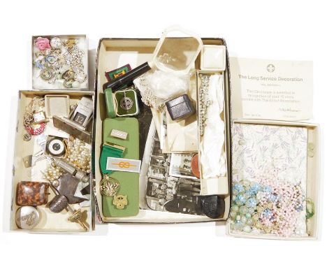 Assorted costume jewellery and other items&nbsp;including a Sentinel Valves desk calendar by Alley &amp; Maclellan Limited, a