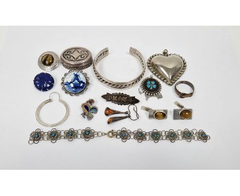Quantity of silver and other jewellery&nbsp;including a pair of silver collar stiffeners in leather case, a Victorian name br