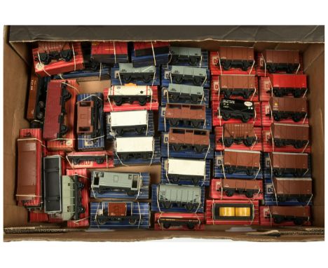 Hornby Dublo unboxed group of 2 &amp; 3-rail Wagons to include 4644 21-ton Hopper Wagon (missing both couplings) and others (