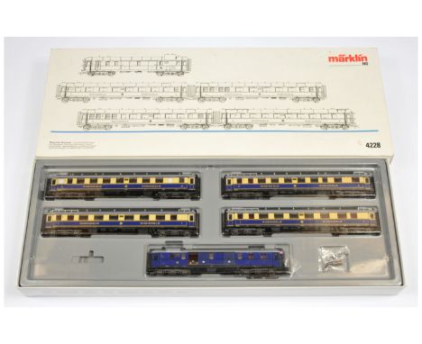 Marklin HO Gauge Ref 4228 Rheingold DGR 5-car set. Condition is Near Mint in Good box.&nbsp;