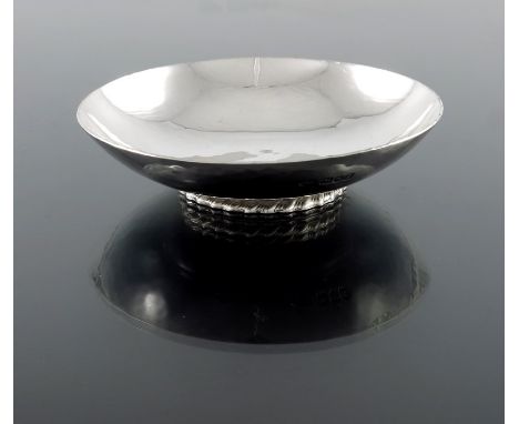 An Arts and Crafts silver bowl, Goldsmiths and Silvermiths Company, London 1902, planished dish form, on a gadrooned foot, 12