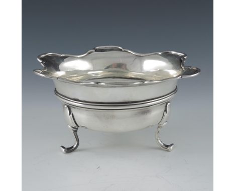 An 18th century Dutch silver bowl, Gregorius van der Troon II, The Hague circa 1770, the body with a moulded band, everted og
