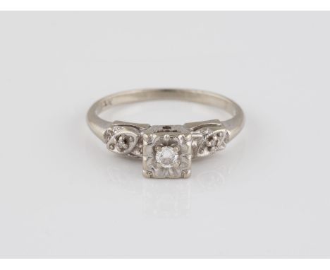 DIAMANT-RING Weißgold. Ringmaß ca. 51,5, Ges.-Gew. 2 g. Gest. 14 K. Ein Brillant, ca. 0,05 ct., zwei kleine Diamanten im 8/8-