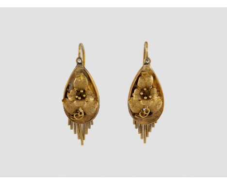 PAAR OHRHÄNGER Gelbgold. L. 3 cm, Ges.-Gew. ca. 3,8 g. Ohrhänger geprüft 14 K, Brisuren geprüft 8 K.