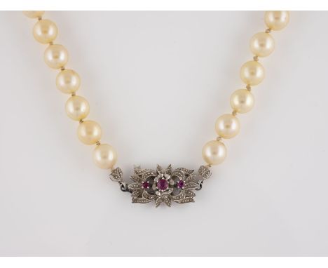 PERL-COLLIER Weißgold. L. 73,5 cm, Ges.-Gew. ca. 55,0 g. Gest. 14 K. D. der Perlen jeweils ca. 7,5 mm, Schließe besetzt mit d