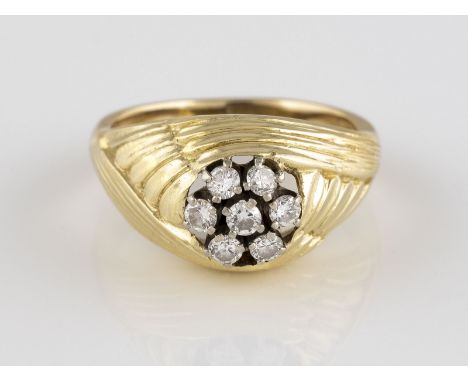 BRILLANT-RING Gelbgold. Ringmaß ca. 53,5, Ges.-Gew. ca. 8,5 g. Geprüft mindestens 14 K. Sieben Brillanten, zusammen ca. 0,29 