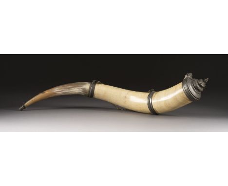 MONUMENTALES TRINKHORN Deutsch, um 1890/1910 Zebuhorn, part. poliert, Zinnmontierung. Gesamt-L. ca. 79 cm, oberer D. 8 cm. Ge