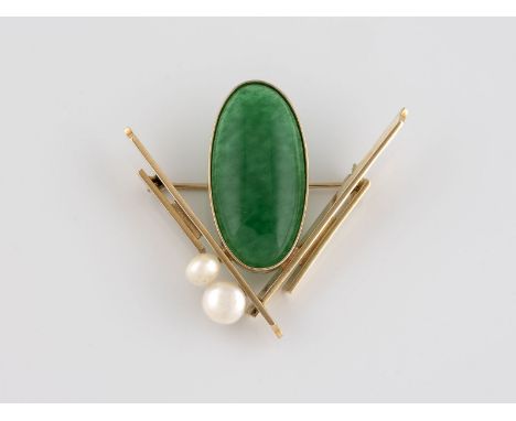 ACHAT-BROSCHE MIT PERLBESATZ Gelbgold. 3,5 x 4,5 cm, Ges.-Gew. ca. 12,5 g. Geprüft 14 K. Ein ovaler Achat-Cabochon, zwei Perl