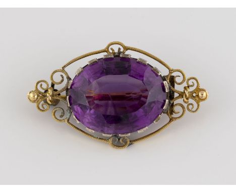 AMETHYST-BROSCHE Gelbgold, Metall. 4 x 2,3 cm, Ges.-Gew. ca. 7,9 g. Rahmen geprüft 14 K, Nadel Metall, Fassung wohl Silber (u