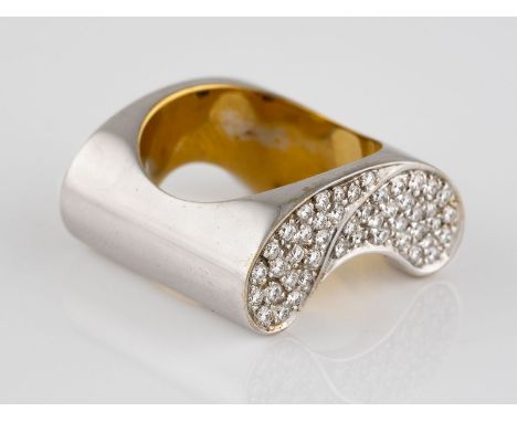 DIAMANT-RING Weißgold, Schiene innen Gelbgold. Ringmaß ca. 55, Ges.-Gew. ca. 18,6 g. Geprüft 18 K. 46 Brillanten, zusammen ca