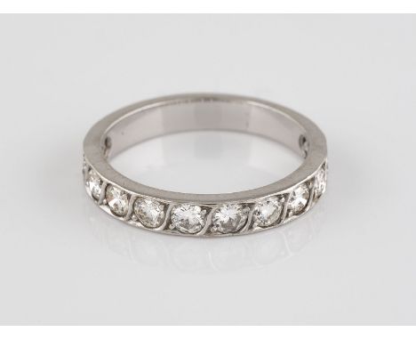 BRILLANT-RING Weißgold. Ringmaß ca. 58, Ges.-Gew. ca. 4,6 g. Geprüft 18 K. 12 Brillanten, zusammen ca. 1,3 ct.