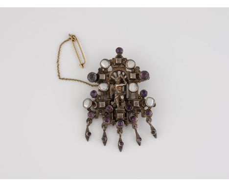 BRUSTSCHMUCK Silber, part. vergoldet. 5 x 4,2 cm, Ges.-Gew. ca. 23,6 g. Amethyste, rund facettiert und im Cabochonschliff, Pe