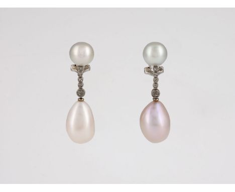PAAR PERL-OHRHÄNGER MIT DIAMANTBESATZ Weißgold. 3,7 cm, Ges.-Gew. ca. 12,4 g. Geprüft 18 K. Jeweils eine Perle, D. ca. 8,80 m
