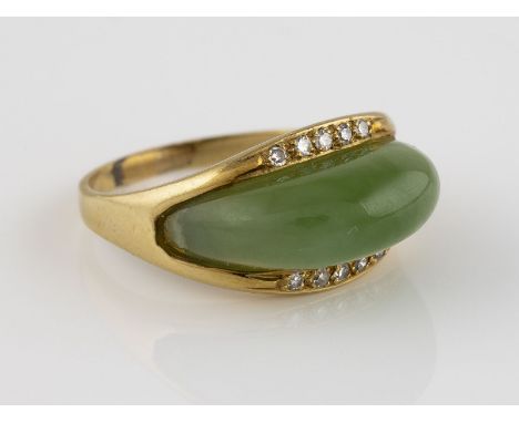 RING Gelbgold. Ringmaß ca. 57, Ges.-Gew. ca. 5,3 g. Geprüft 14 K. Ein hochgezogener Cabochon, Jadeit (?), 10 Diamanten im 8/8