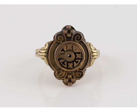 RING Gelbgold. Ringmaß ca. 63, Ges.-Gew. ca. 3,7 g. Schiene geprüft 14 K. Emaillierter Ringkopf mit Kugel- und Volutendekor, 