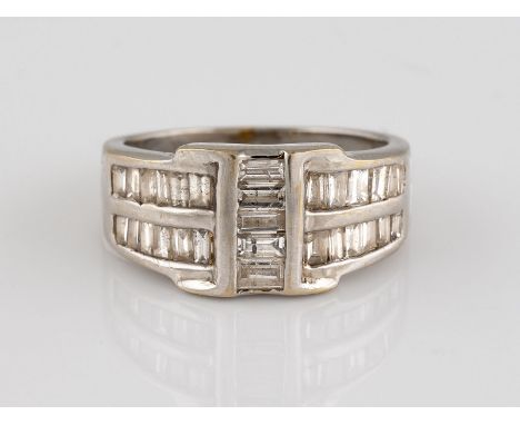 DIAMANT-RING Weißgold. Ringmaß ca. 54, Ges.-Gew. ca. 7,2 g. Geprüft 18 K. 29 Diamanten im Baguette- und Trapezschliff, zusamm