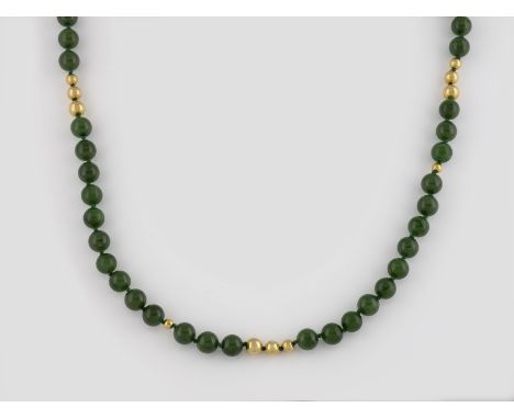 JADEIT-COLLIER Gelbgold. L. ca. 85 cm, Ges.-Gew. ca. 120,5 g. Geprüft 14 K. Kette aus Jadeit-Perlen, D. ca. 10,1 mm, Goldkuge