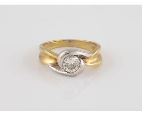 BRILLANT-RING Gelbgold, Weißgold. Ringmaß ca. 57, Ges.-Gew. ca. 7,7 g. Geprüft 18 K. Ein Brillant, ca. 0,75 ct.