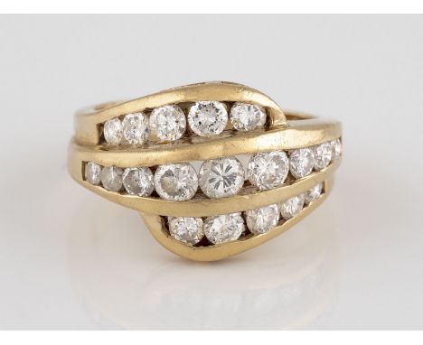 DIAMANT-RING Gelbgold. Ringmaß ca. 50,5, Ges.-Gew. ca. 6,4 g. Gest. 14 K. 19 Brillanten, zusammen ca. 1,2 ct.