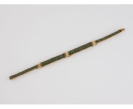 EDELSTEIN-ARMBAND Gelbgold. L. 17,3 cm, Ges.-Gew. ca. 17,6 g. Gest. 18 K. 27 Brillanten, zusammen ca. 0,21 ct., 182 rund face